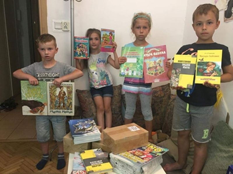 Українські школи за кордоном отримали літературу у рамках акції «Підручник»