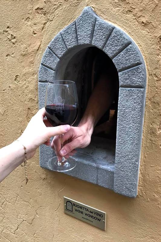 В Італії почали використовувати «винні вікна» для продажу напоїв