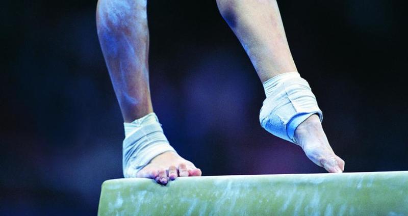 Гімнастка з Алабами на змаганнях зламала обидві ноги (відео 18+)