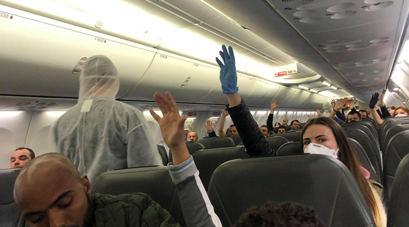 Пасажира вперше зняли з літака через відмову носити маску