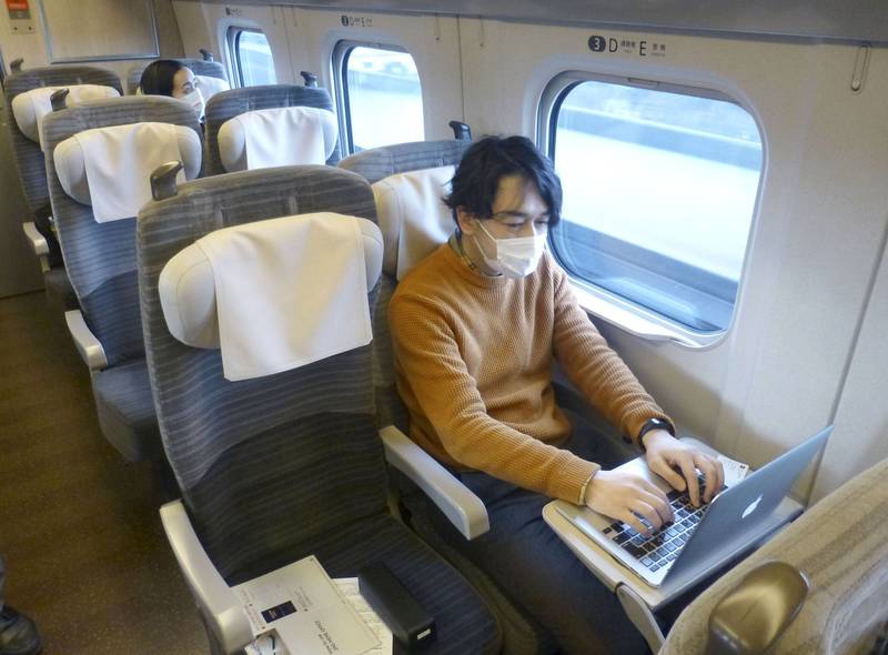 В Японії почали тестувати вагони-офіси для віддаленої роботи навіть під час подорожі