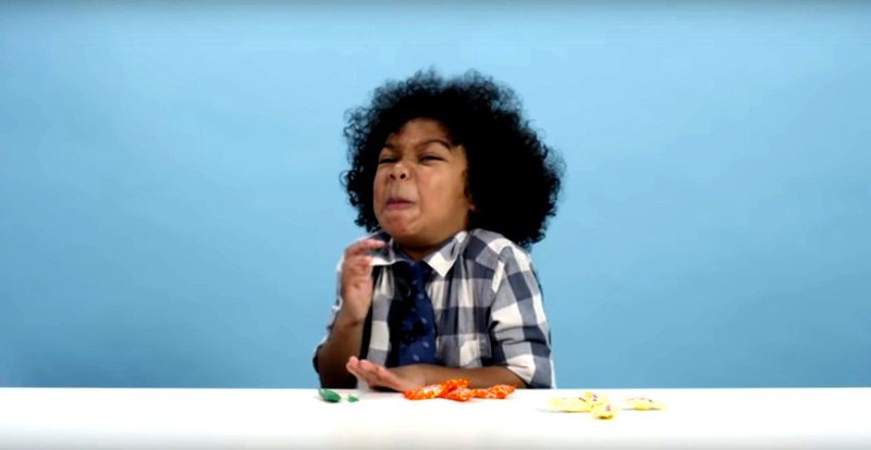 Американські діти кумедно відреагували на солодощі з України (відео)