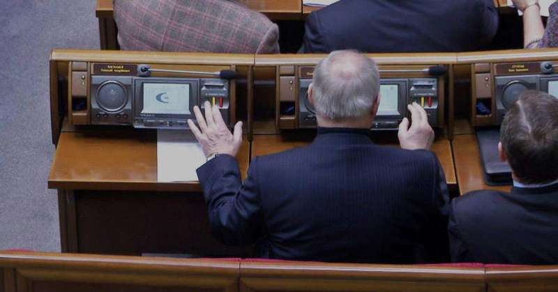 Зеленський планує штрафувати депутатів за "кнопкодавство"