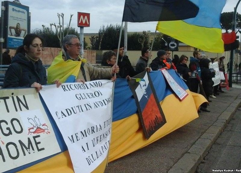 Українці в Римі пікетували посольство Росії