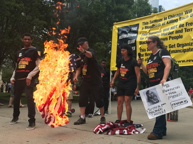 У Чикаго на знак протесту спалили американські прапори