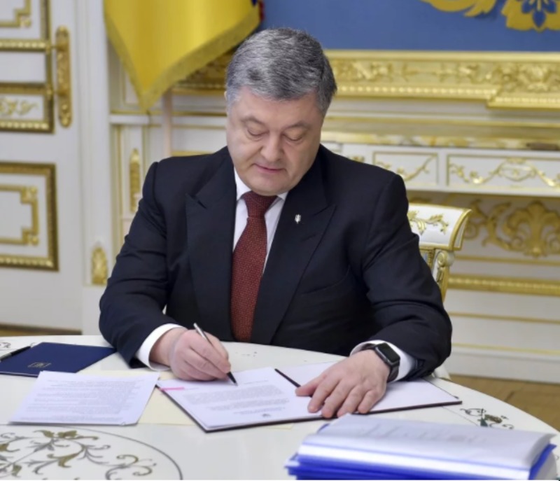 Poroshenko signs Currency Act The Act