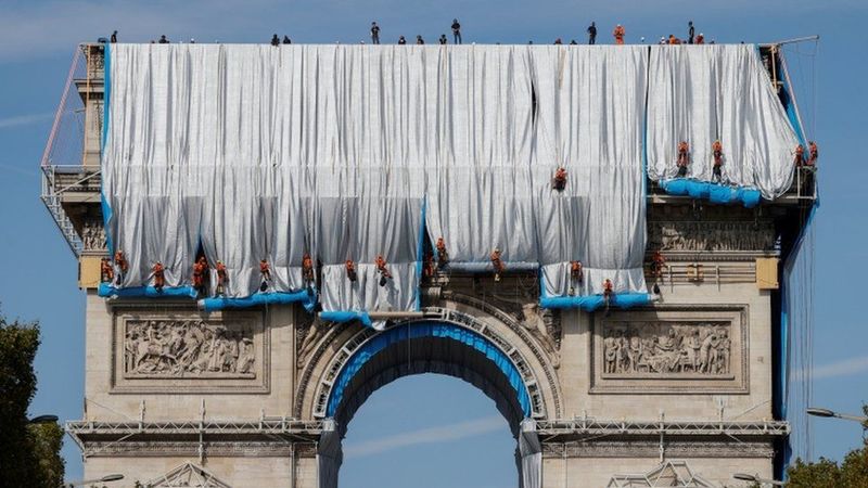 На честь мрії: у Парижі Тріумфальну арку обтягнули тканиною