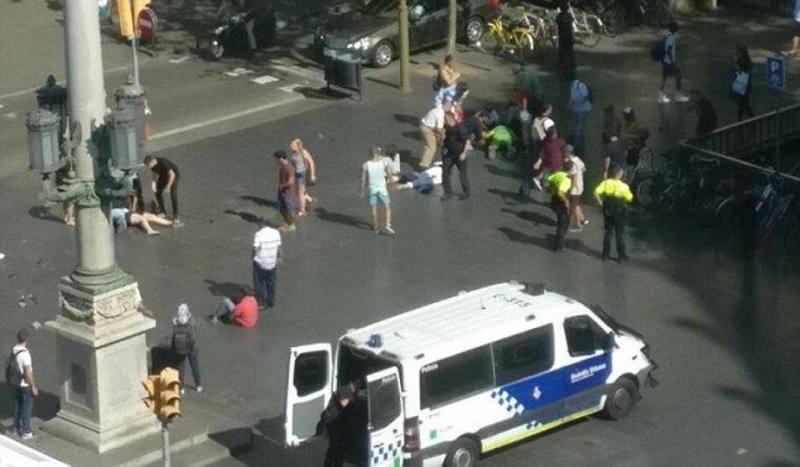 У Барселоні фургон врізався у натовп перехожих, поліція заявляє про теракт