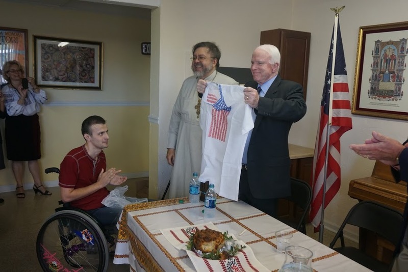 Сенатор Маккейн в Аризоні зустрівся з пораненим бійцем АТО (фото)