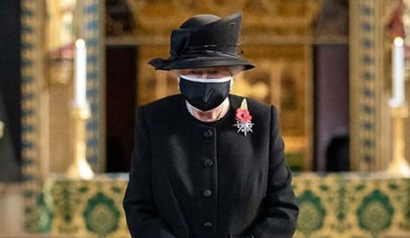 Королева Великої Британії вперше з'явилася на публіці у захисній масці