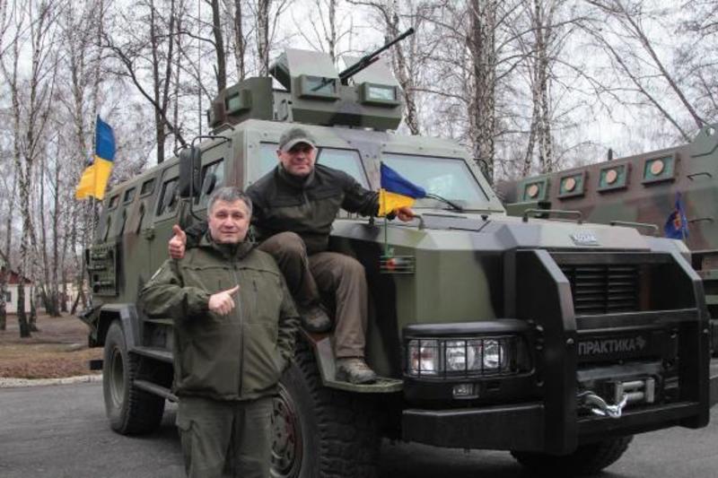 Українські військові отримали першу бронемашину "Козак"