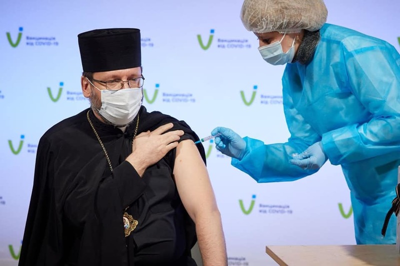 Українські релігійні лідери публічно вакцинувалися Covishield
