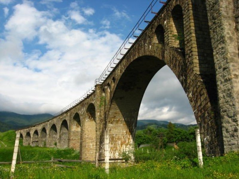 Один з найбільших кам'яних мостів світу знаходиться в Україні