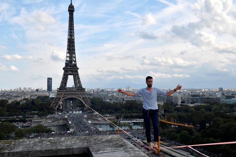 У Парижі канатоходець пройшов 600 метрів по тросу: вражаючі фото