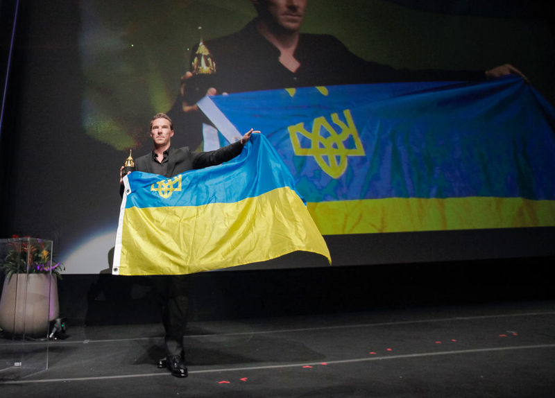 Бенедикт Камбербетч розгорнув український прапор на кінопремії у США - відео