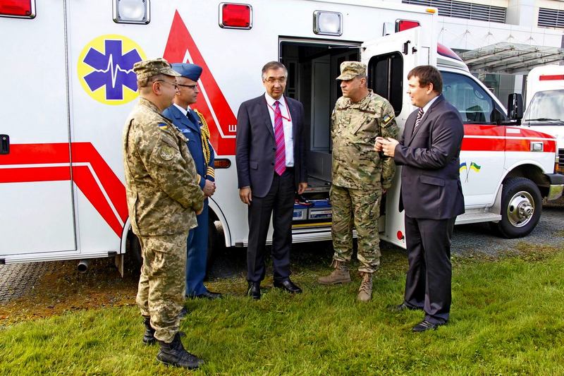 Канада передала українським військовим машини швидкої допомоги
