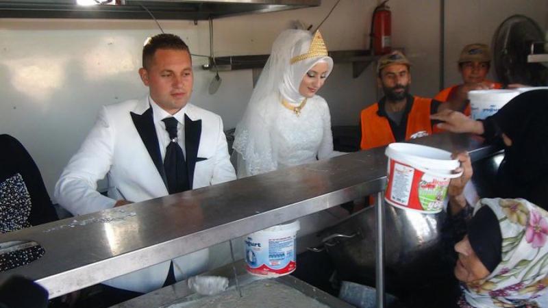 Турецька пара в день одруження нагодувала 4000 біженців з Сирії