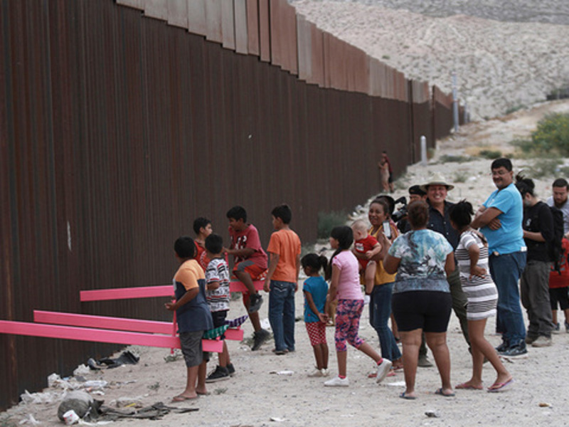На кордоні між Мексикою та США встановили гойдалки