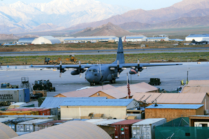 Американські військові покинули найбільшу авіабазу в Афганістані