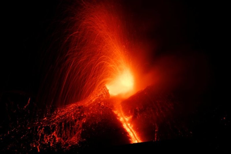 Почалося виверження найбільшого вулкану Європи