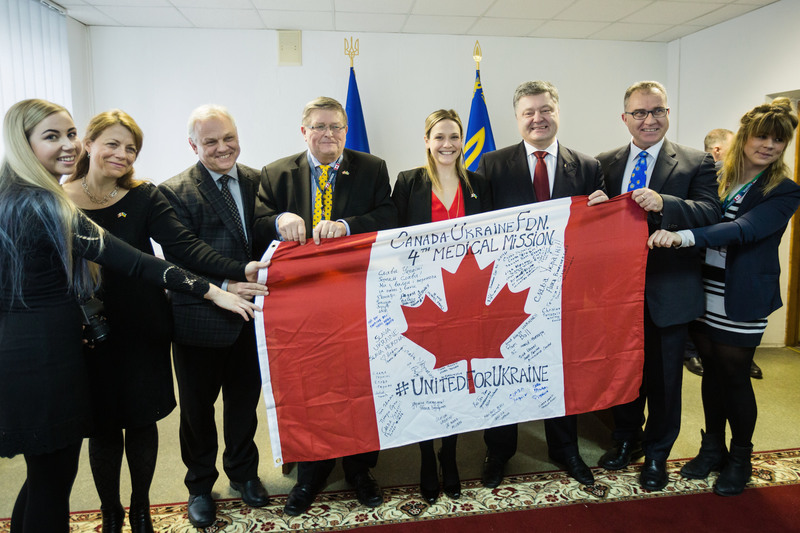 Порошенко нагородив лікарів з Канади за допомогу українським військовим