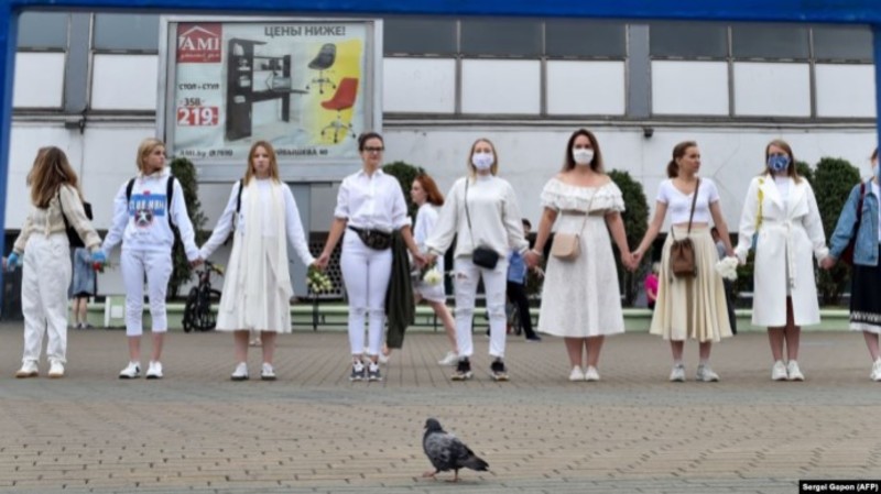 Жінки у Мінську створили "ланцюг солідарності"