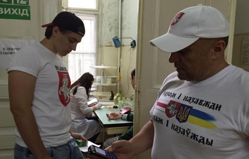 Білоруські та українські футбольні фанати здали кров для воїнів АТО