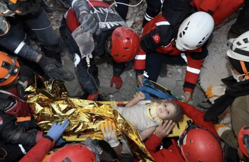 У Туреччині 4-річну дівчинку врятували через чотири дні після землетрусу