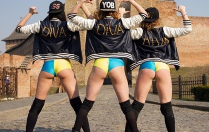Дівчата в синьо-жовтих бікіні станцювали Twerk в одному з облцентрів України