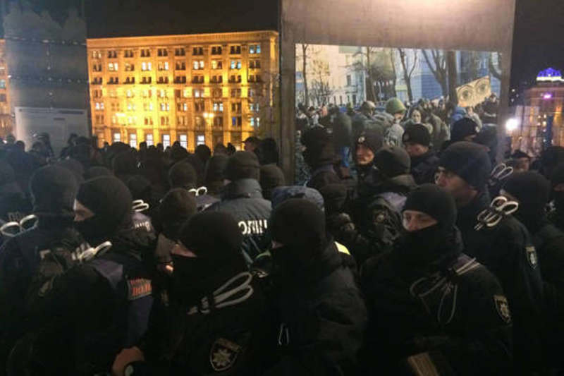 На Майдані сталися сутички, активісти встановили намети