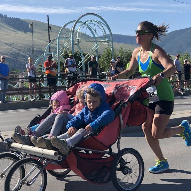 Американка пробігла марафон разом з трьома дітьми в колясці і встановила рекорд