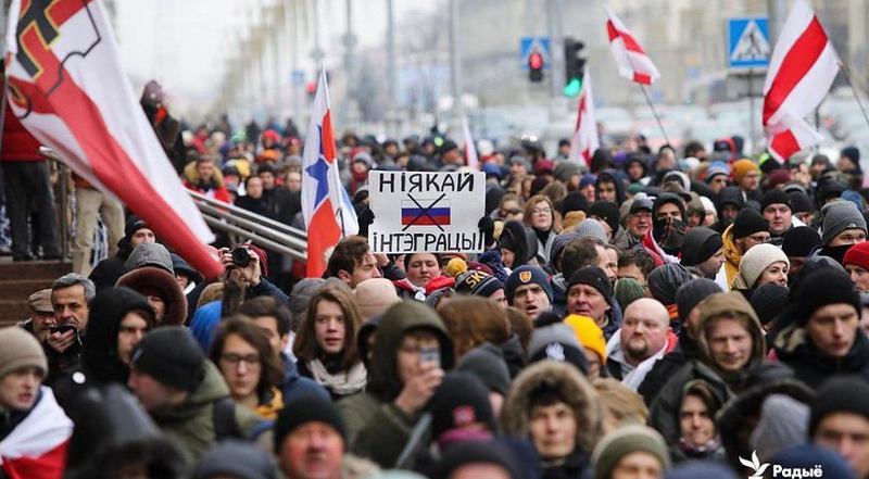 У Мінську проходять масові протести проти інтеграції з РФ
