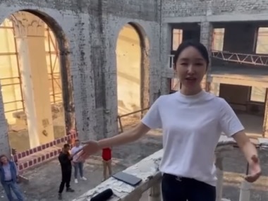 Китайська співачка виконала «Катюшу» на руїнах драмтеатру Маріуполя