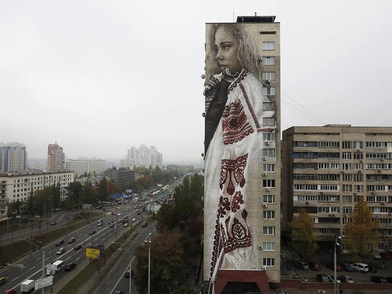 У Києві з'явився рекордний мурал - дівчина у вишиванці (відео)