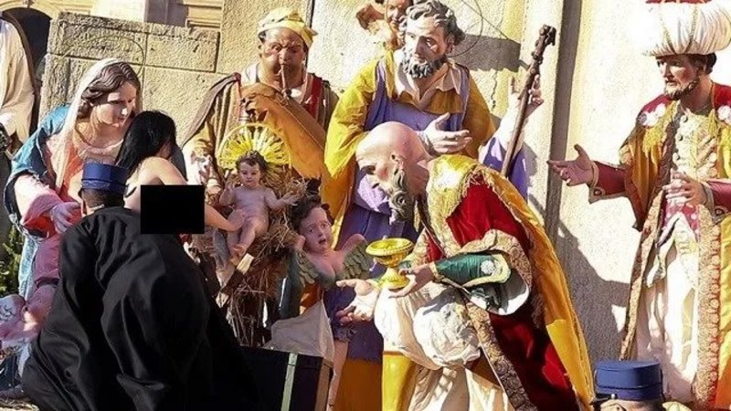 Оголена активістка Femen спробувала вкрасти "дитя Ісуса" у Ватикані