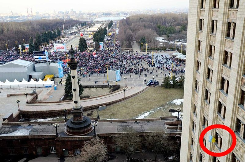 FSB arrest grad student for hanging Ukrainian flag from Moscow University building