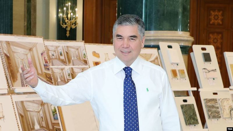У Туркменистані жителів змушують купувати портрети президента разом із продуктами