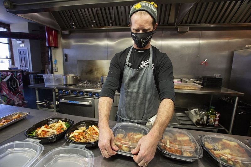 Ресторани Чикаго відновлюють обслуговування у приміщенні