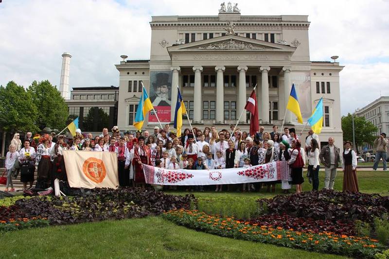 У Латвії створили п'ятиметровий символ єдності українців (фото)