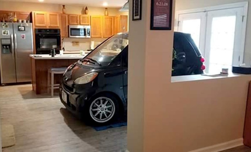 Житель Флориди припаркував автомобіль на кухні