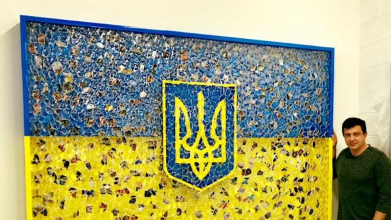 Американський художник зобразив український прапор через оригінальну інсталяцію