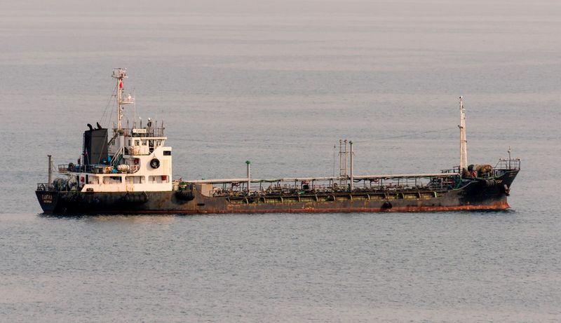 Ніхто не хоче купувати: у морі на танкерах перебуває рекордна кількість російської нафти