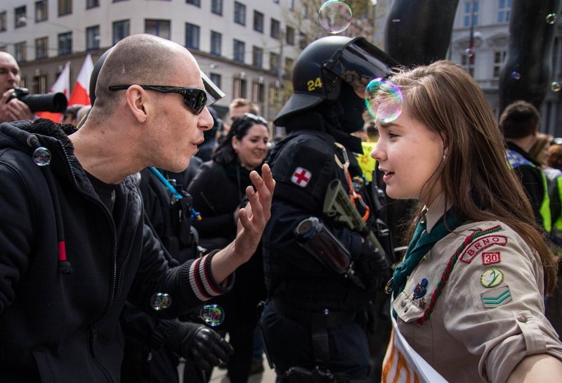 Фото протистояння чеської дівчини і неонациста облетіло світові ЗМІ