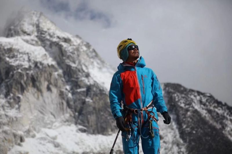 Сліпий альпініст із Китаю піднявся на Еверест
