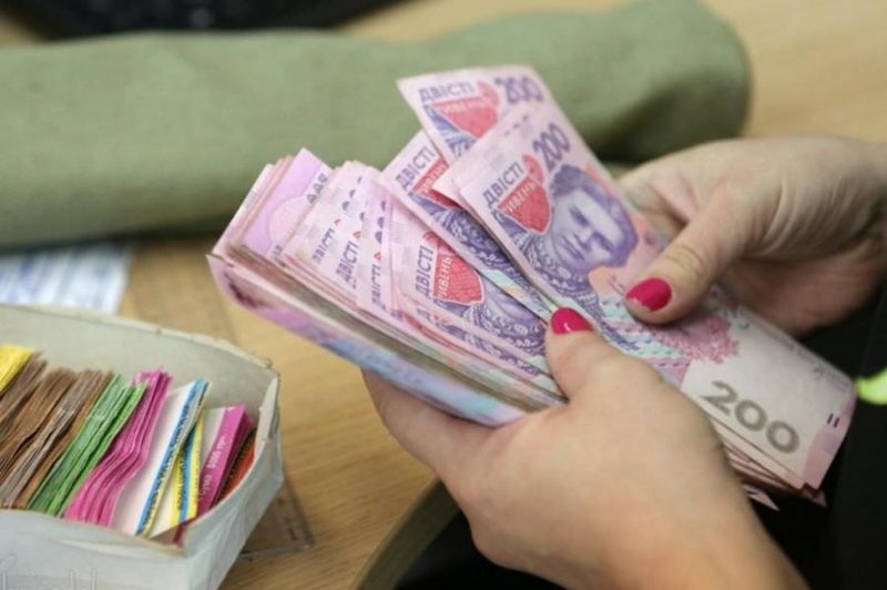 В яких галузях українці отримують найбільші зарплати