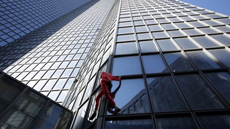 У Парижі 60-річний скелелаз виліз на 48 поверх без страховки — його заарештували