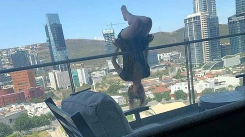 Дівчина впала з балкону, практикуючи йогу та позуючи для фото