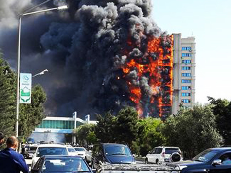 Жахлива пожежа в Баку: від вогню у висотці загинули 15 людей