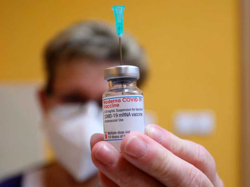 Moderna заявила про ефективність своєї вакцини проти нових штамів