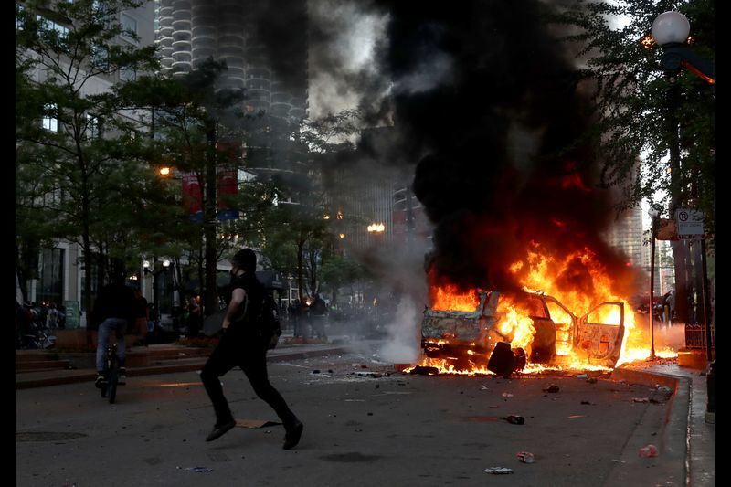 Протести в Чикаго: смерть однієї людини, грабежі, сутички з поліцією